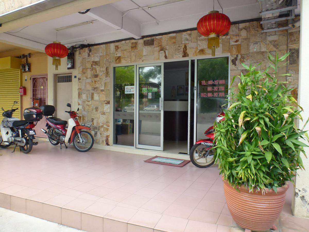 Batu Berendam Inn Kampong Sungai Putat Exterior photo