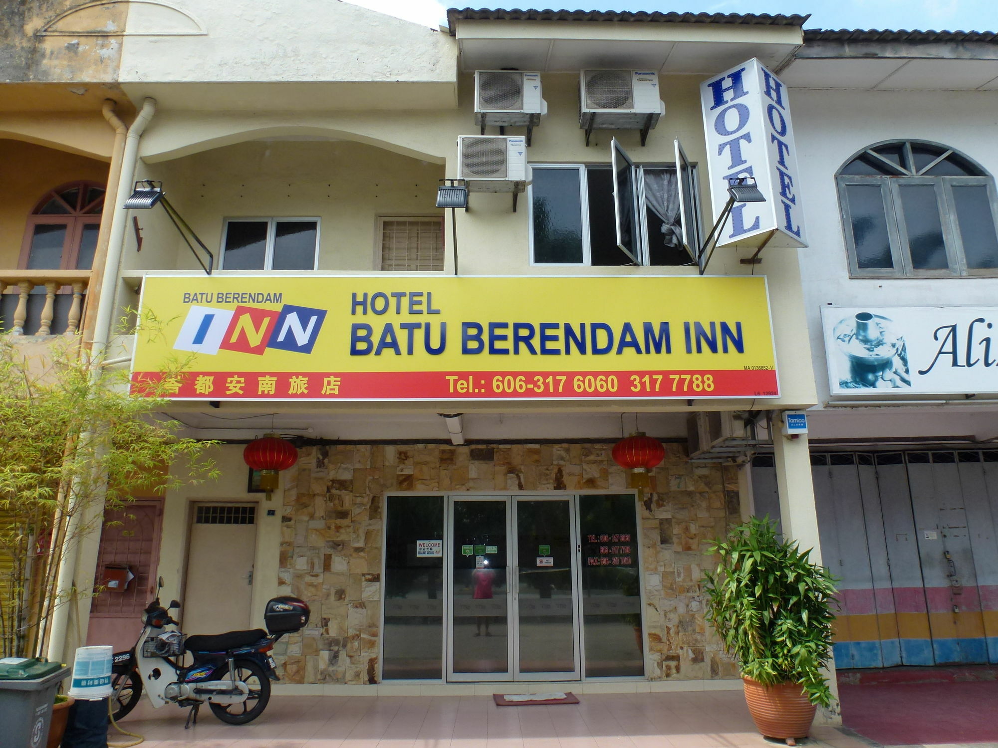 Batu Berendam Inn Kampong Sungai Putat Exterior photo